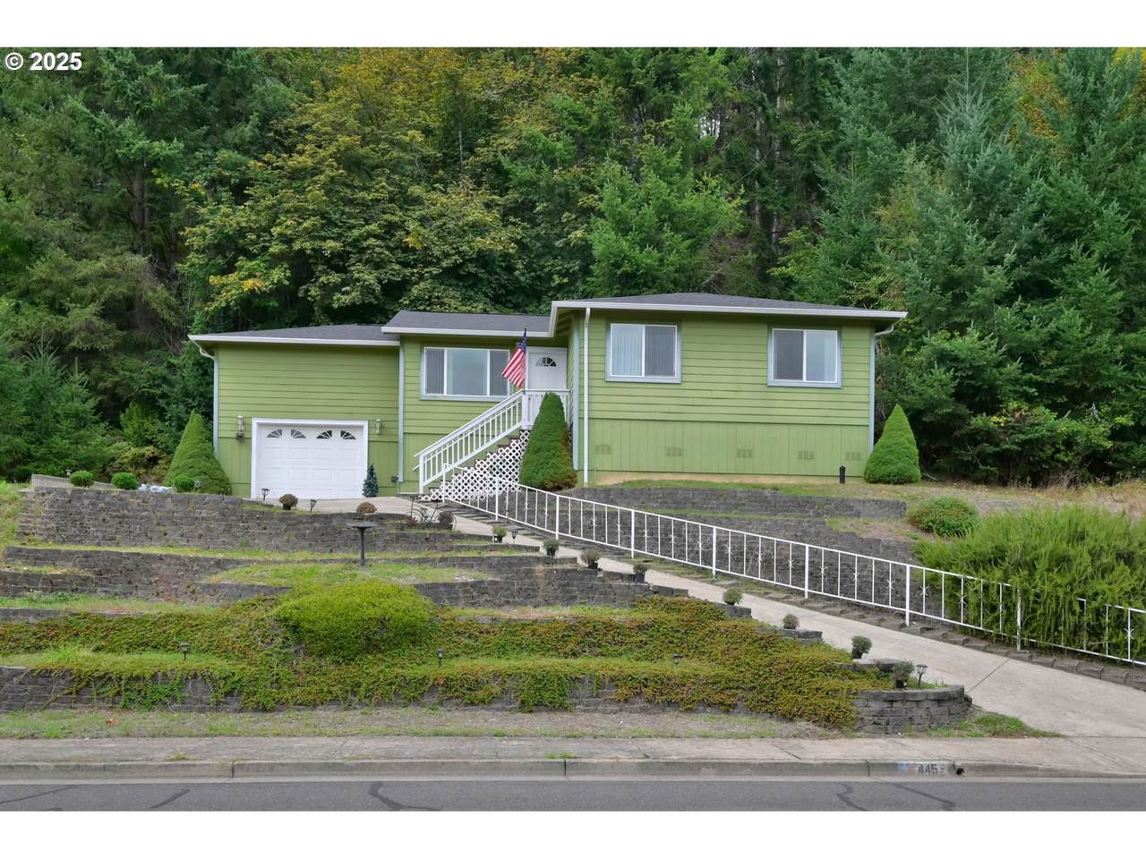 445 Kalapuya Way - Photo 1
