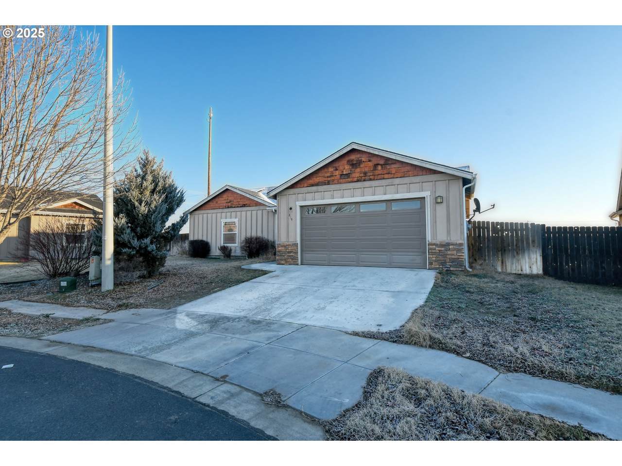 376 Crestview Ct - Photo 1