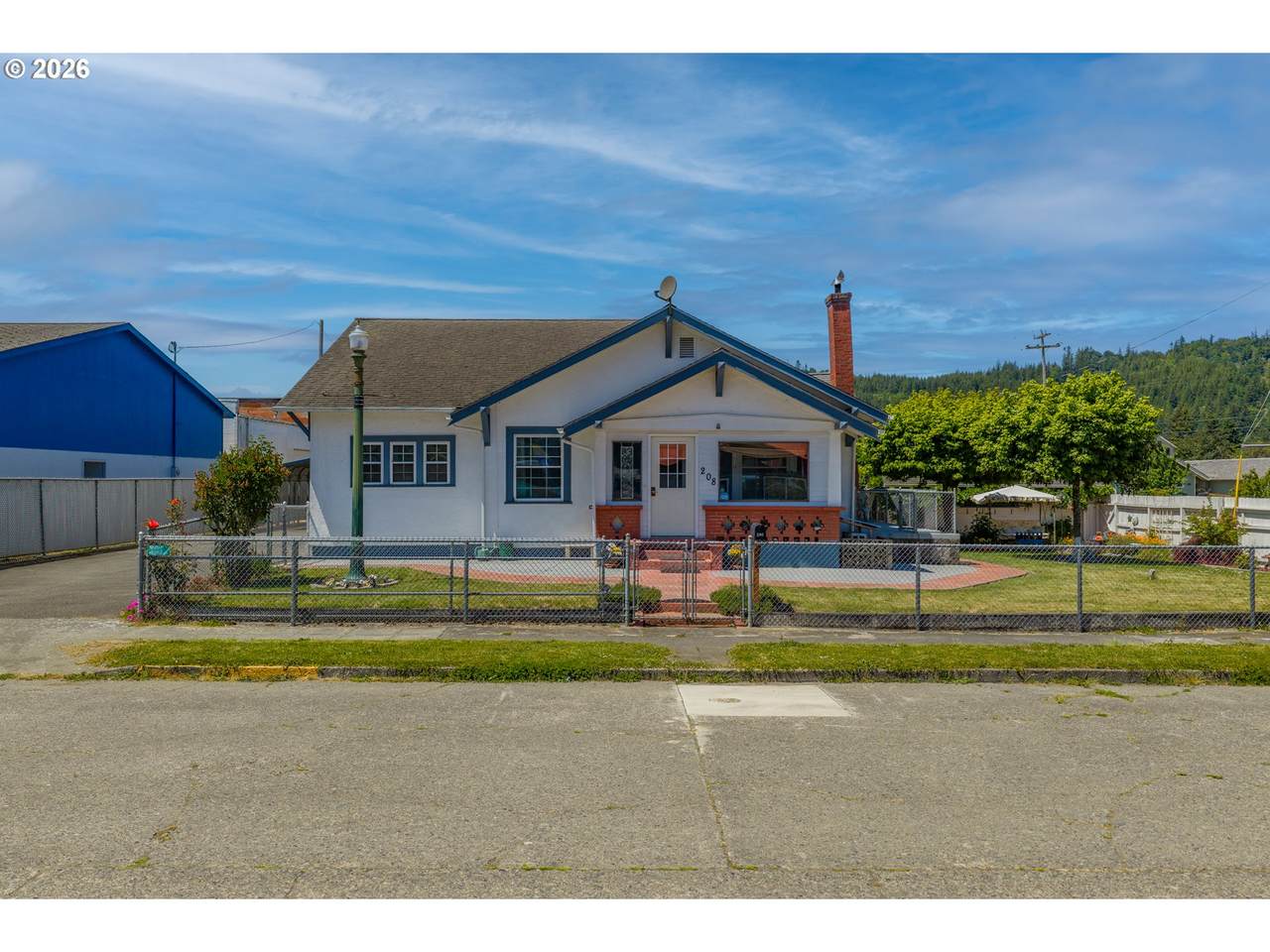208 7TH St - Photo 1