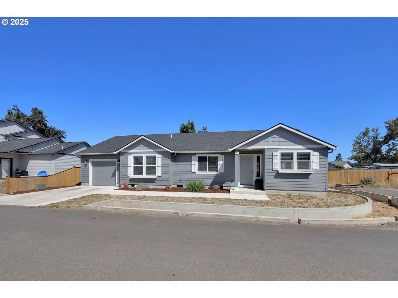 463 35TH St - Photo 1