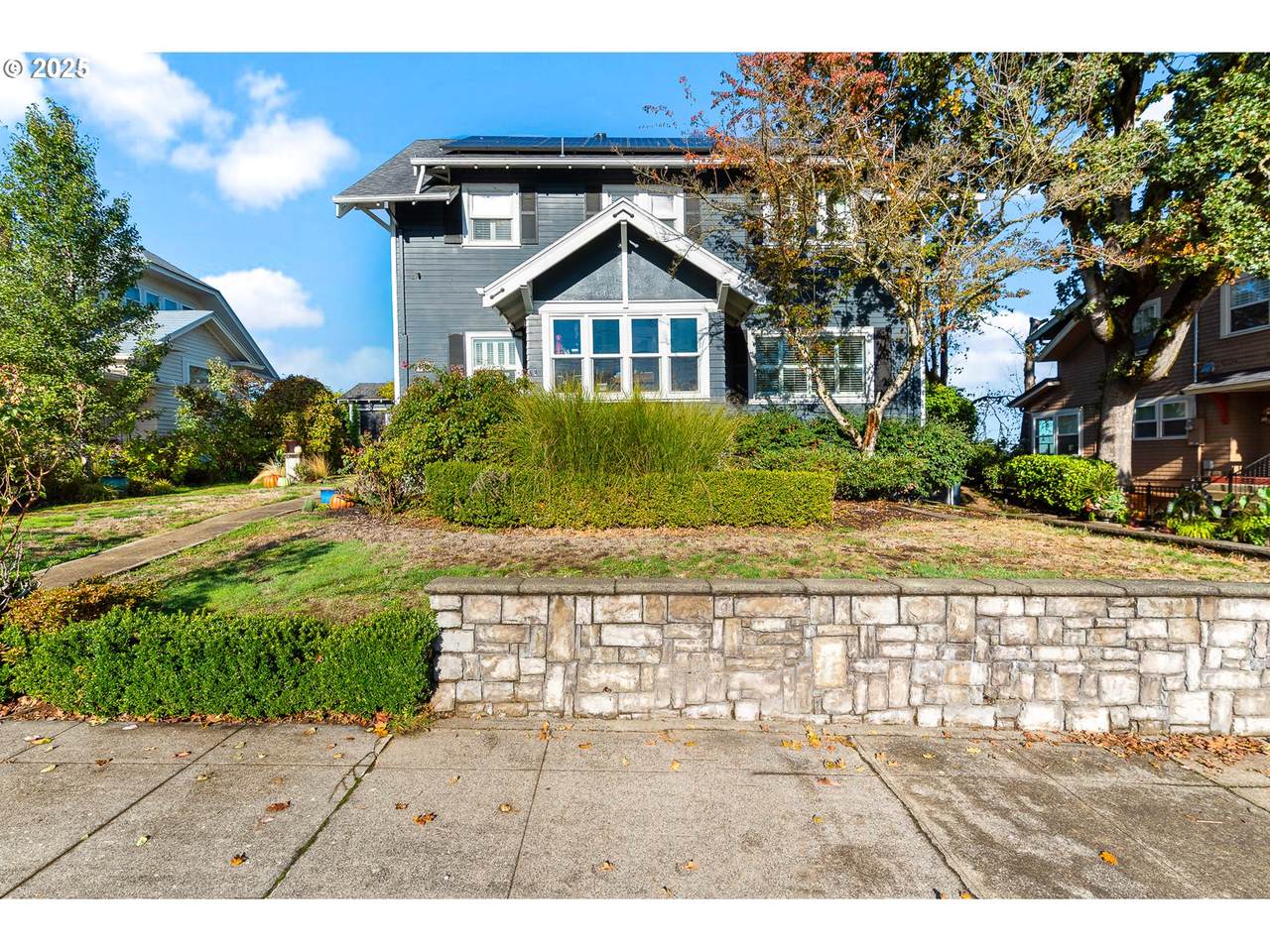 909 Center St - Photo 1