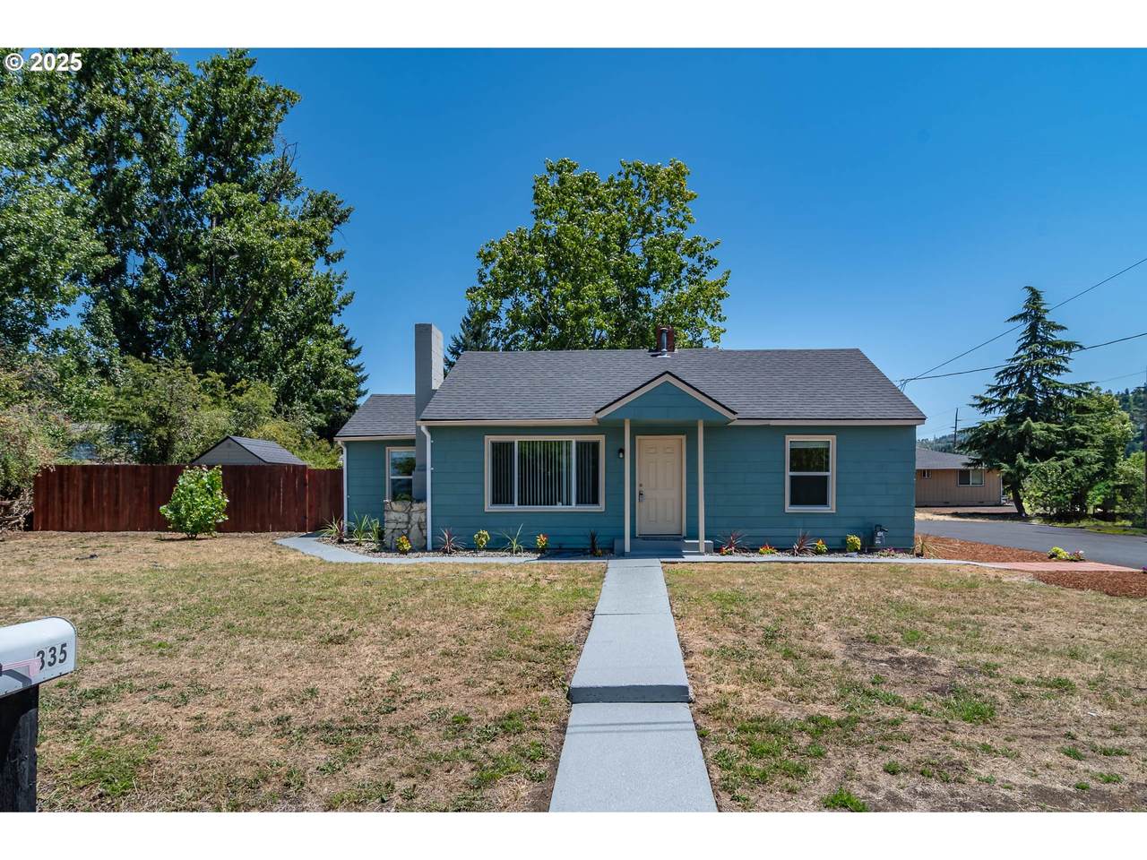 335 Cummins St - Photo 1