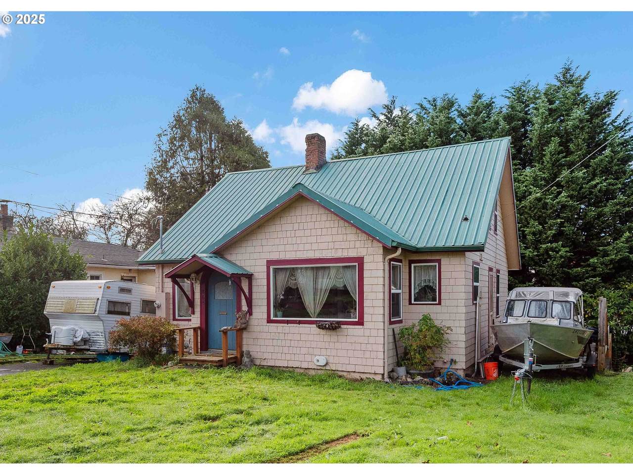 865 Dean St - Photo 1