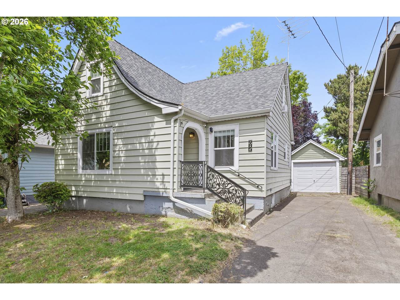 985 Madison St - Photo 1
