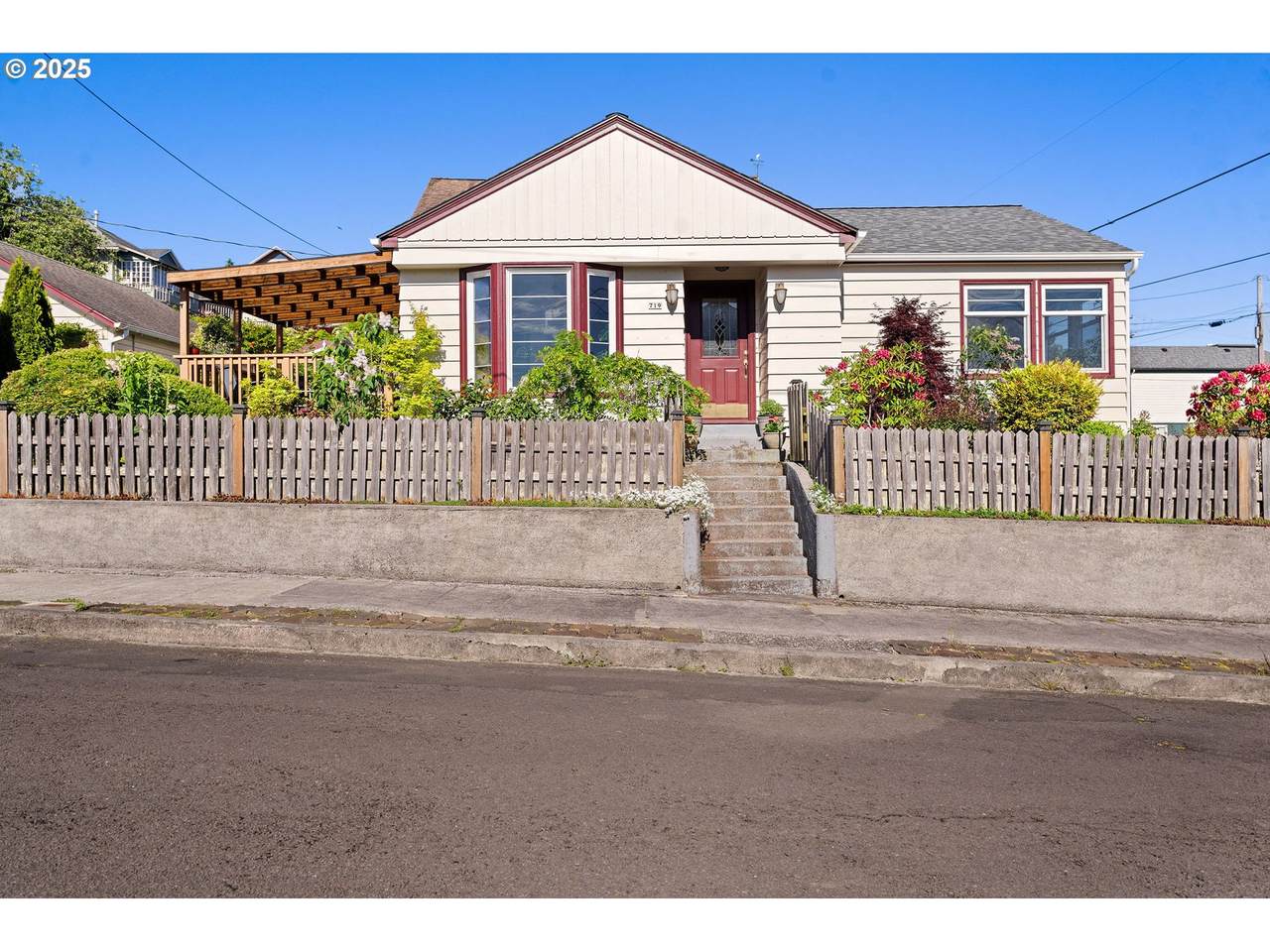 719 6TH St - Photo 1