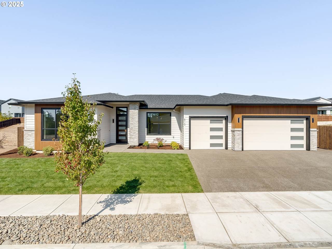 810 173RD Cir - Photo 1