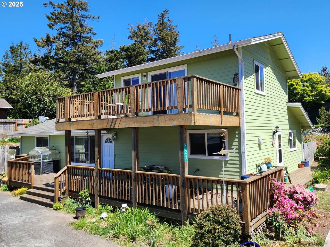 722 Pinehurst Dr - Photo 1