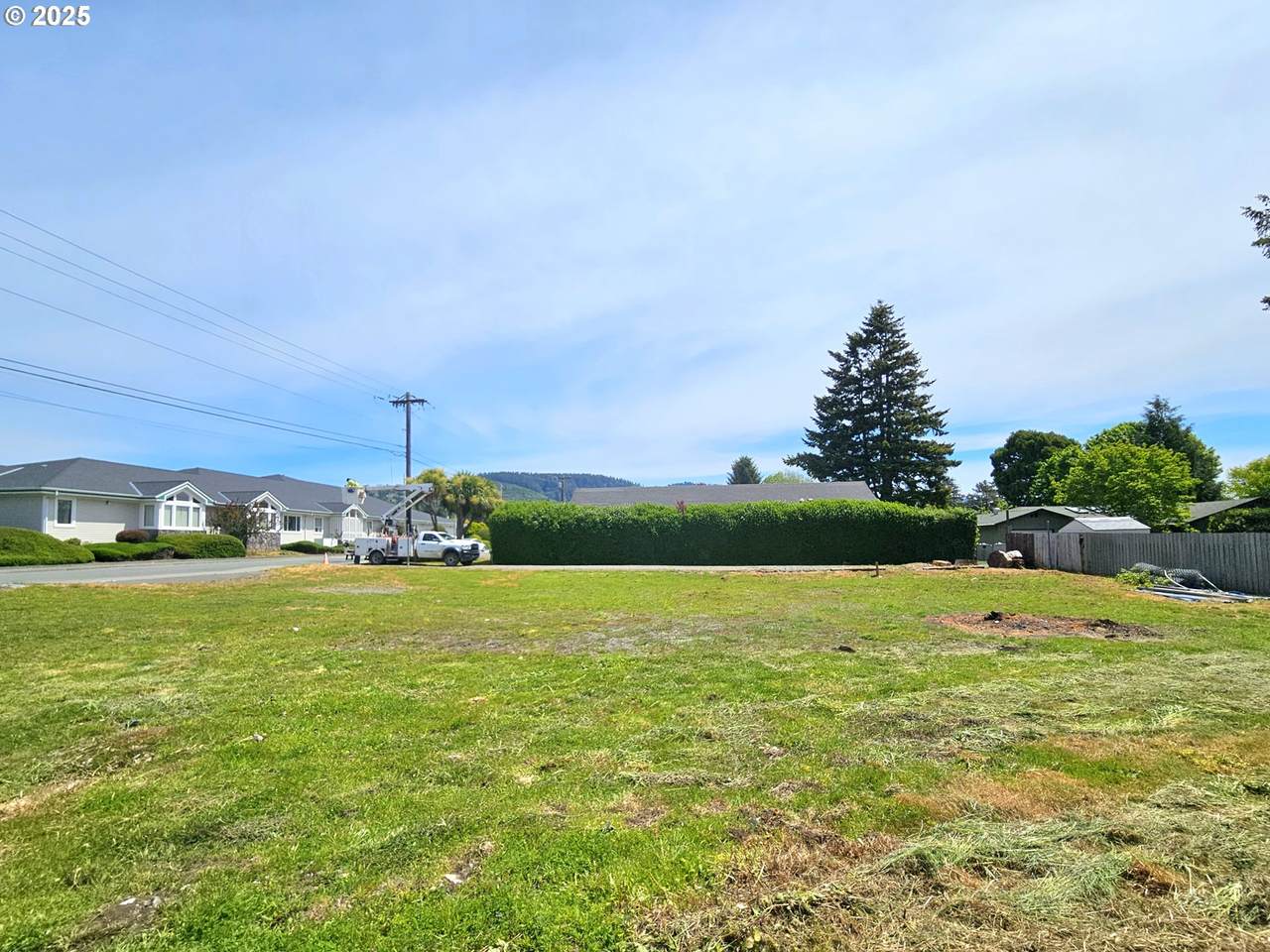 425 Railroad St - Photo 1