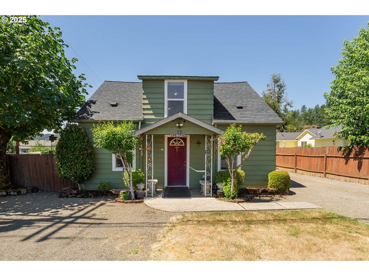 261 Pine St - Photo 1