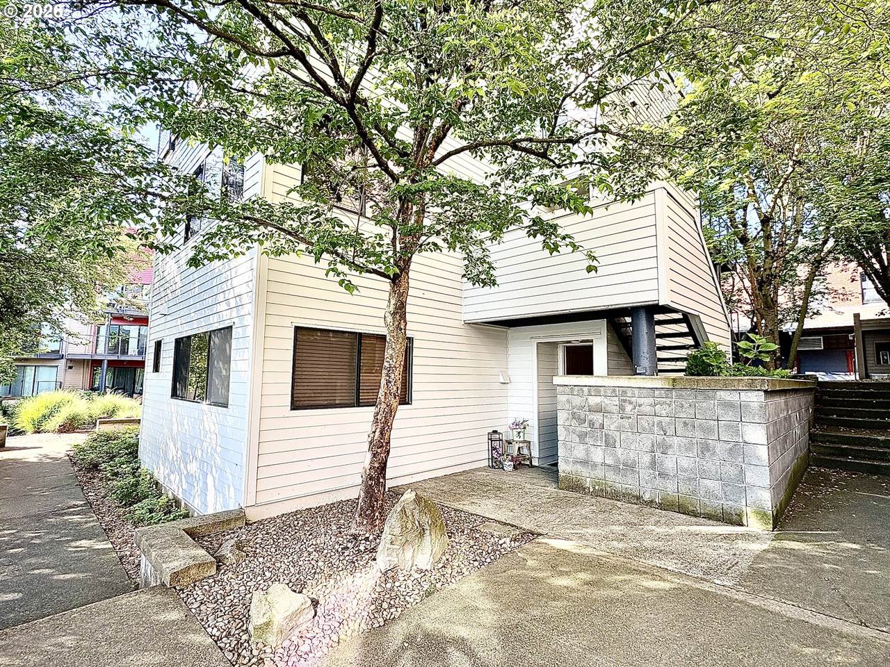 720 Naito Pkwy - Photo 1