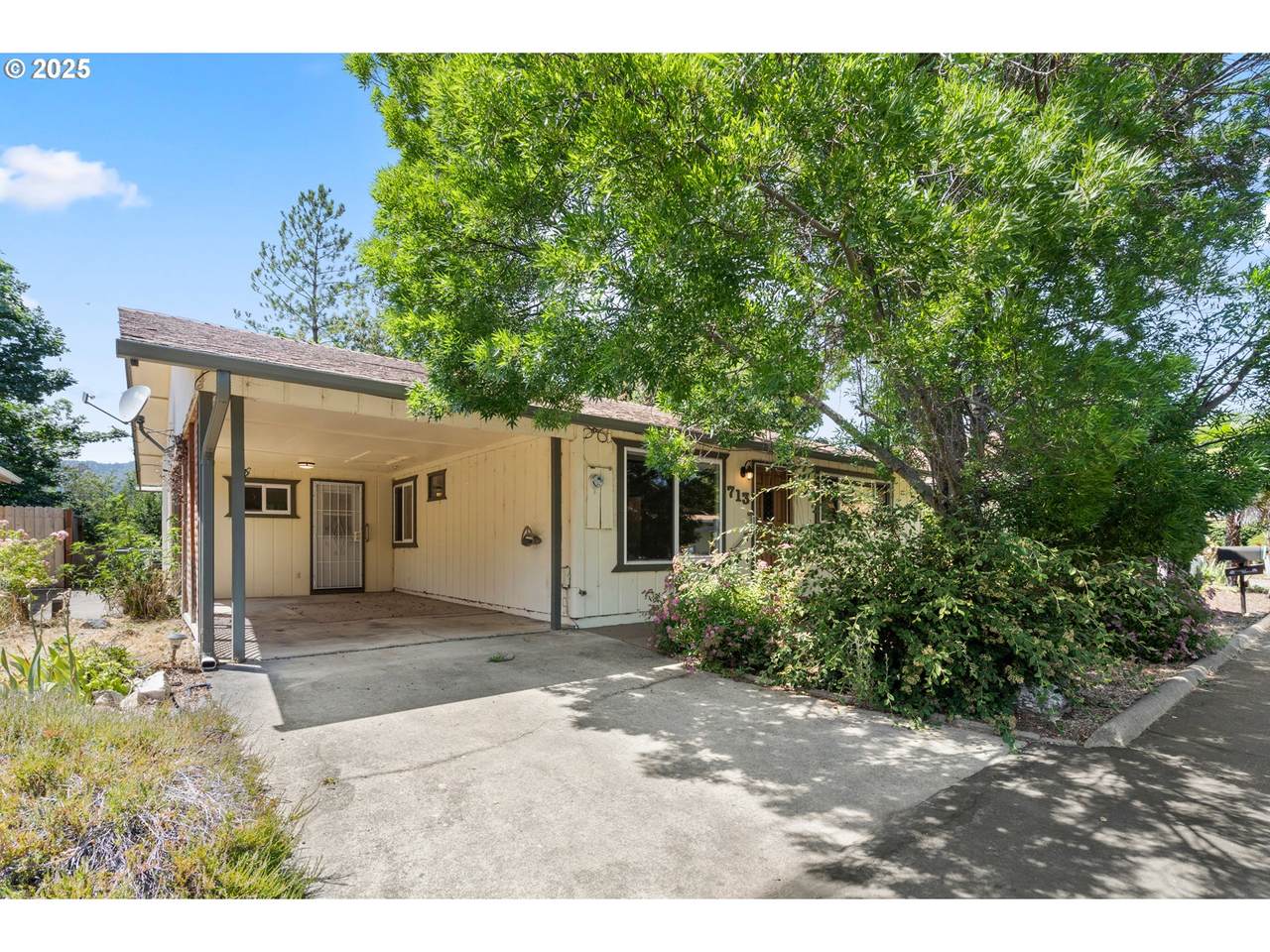 713 Brookside Cir - Photo 1