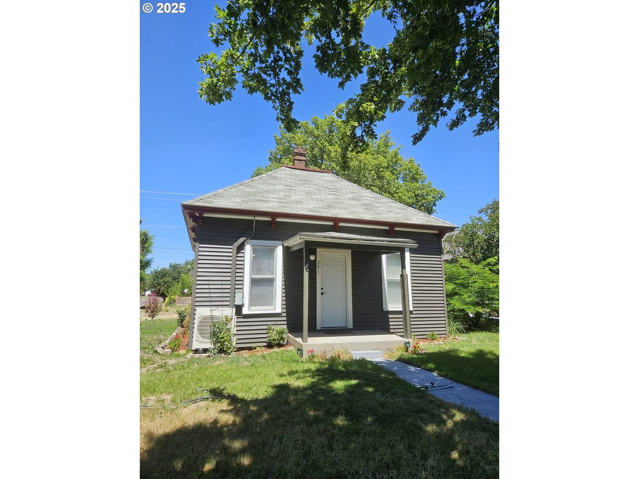 201 Burgen St - Photo 1