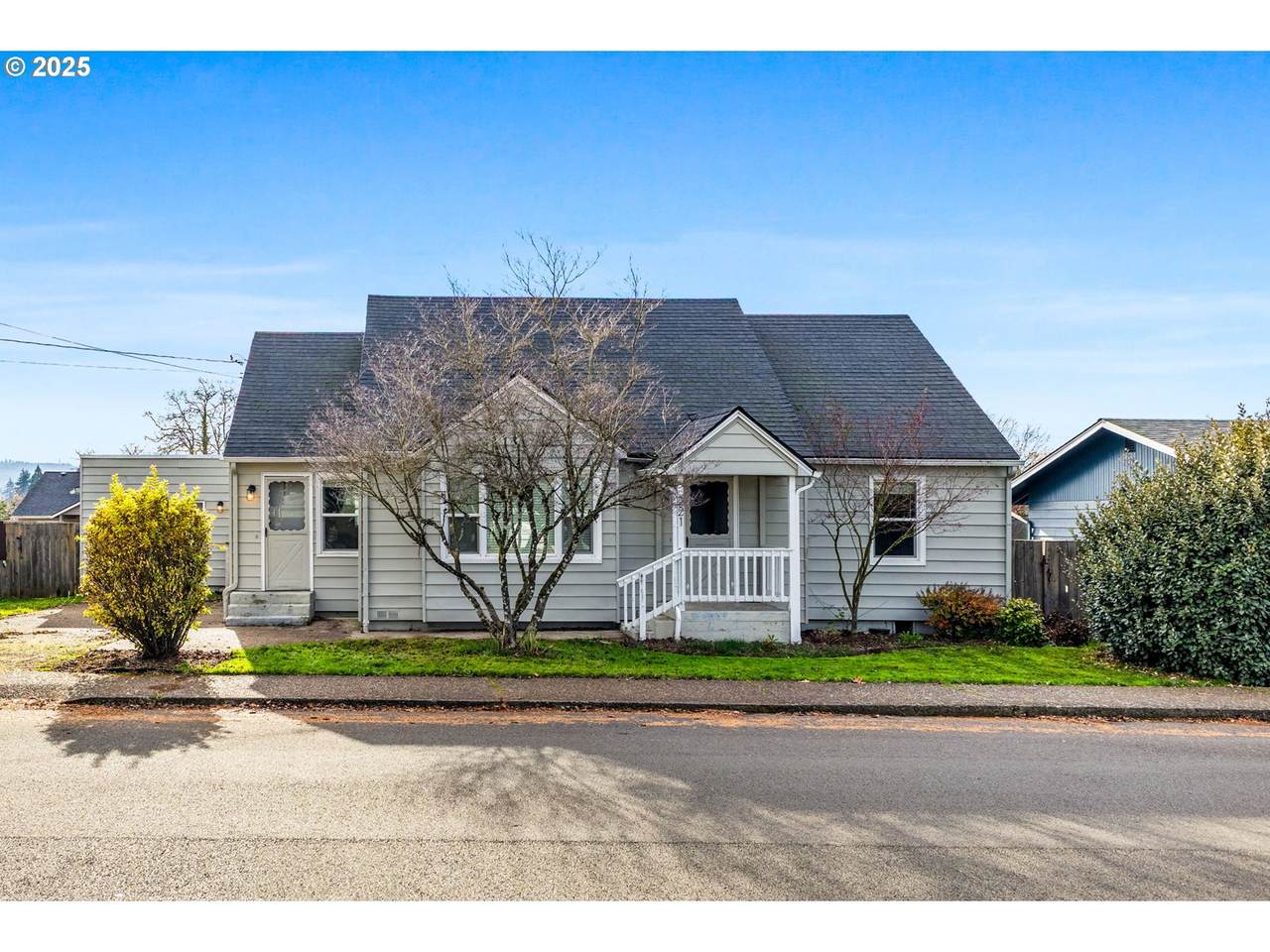 221 Rainbow Ave - Photo 1