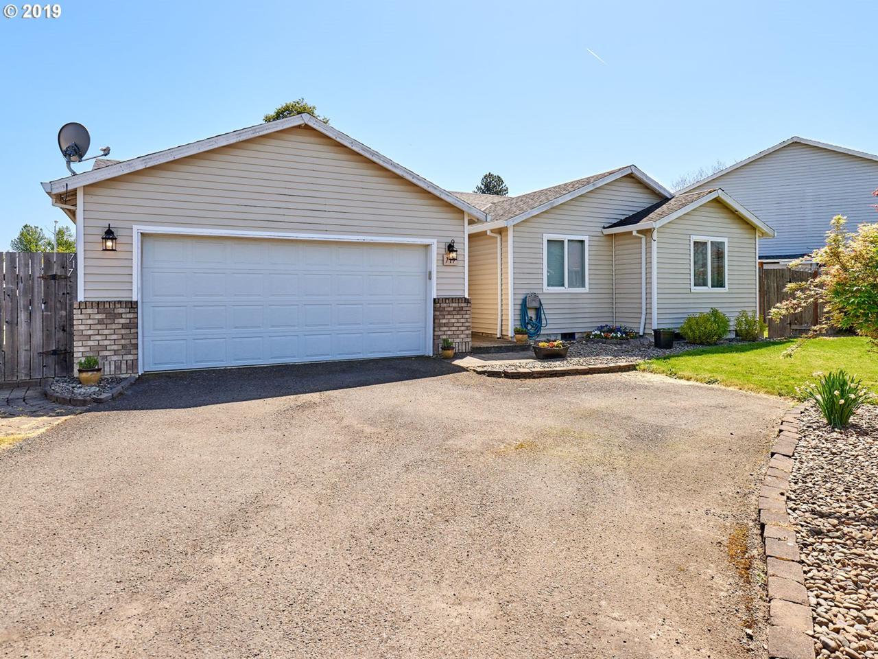 717 Mary Dr - Photo 1