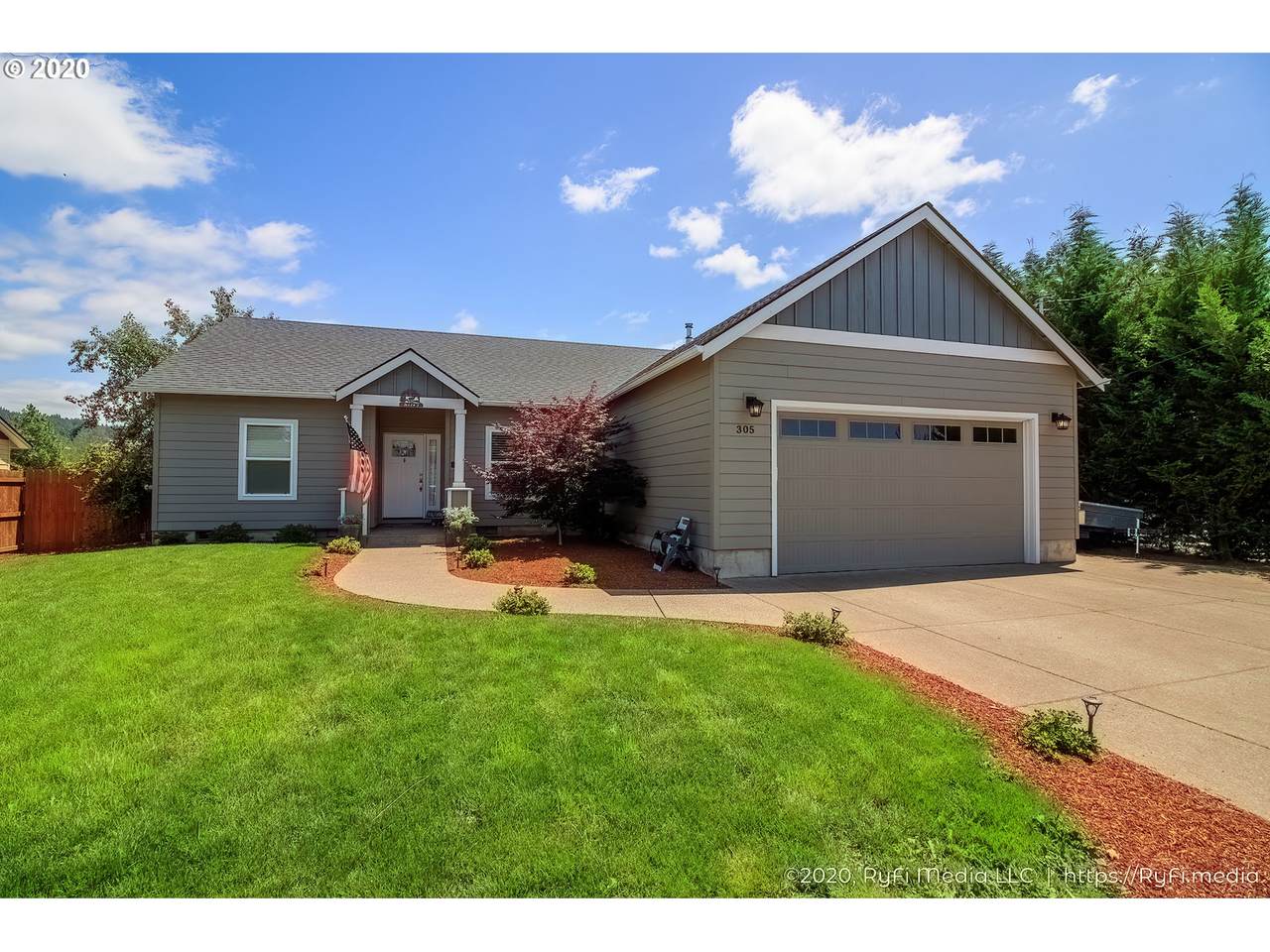 305 Oak Ave - Photo 1