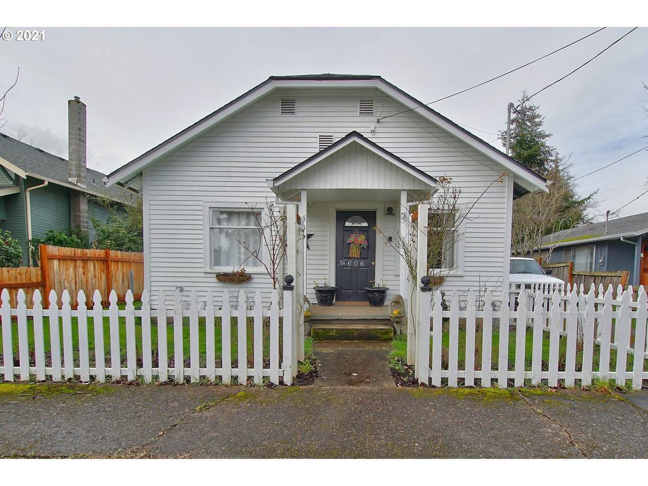 606 Getchell St - Photo 1