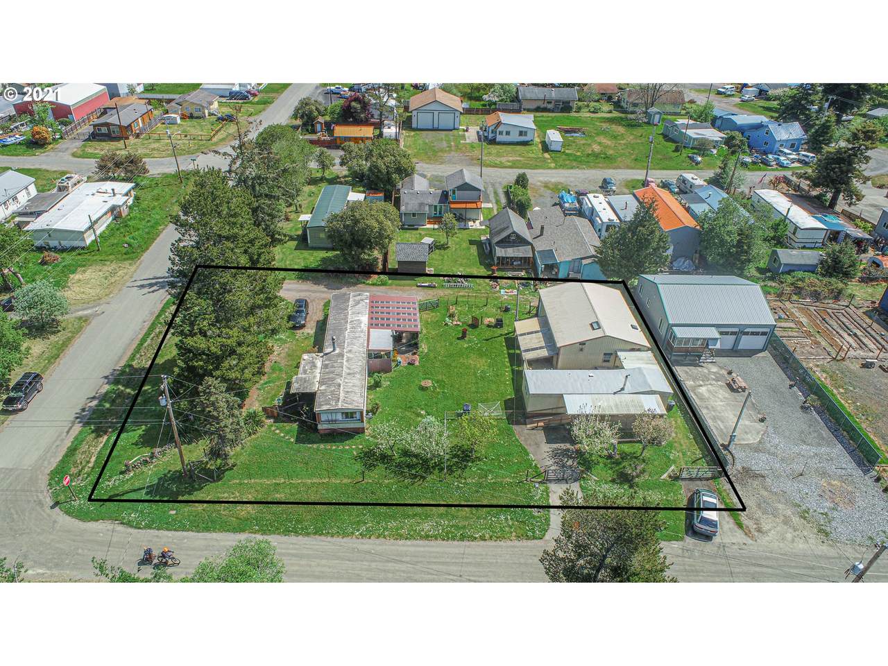 100 4TH St - Photo 1