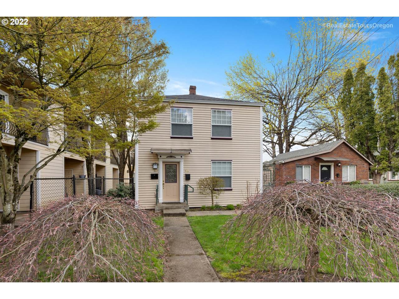 583 Roberts Ave - Photo 1
