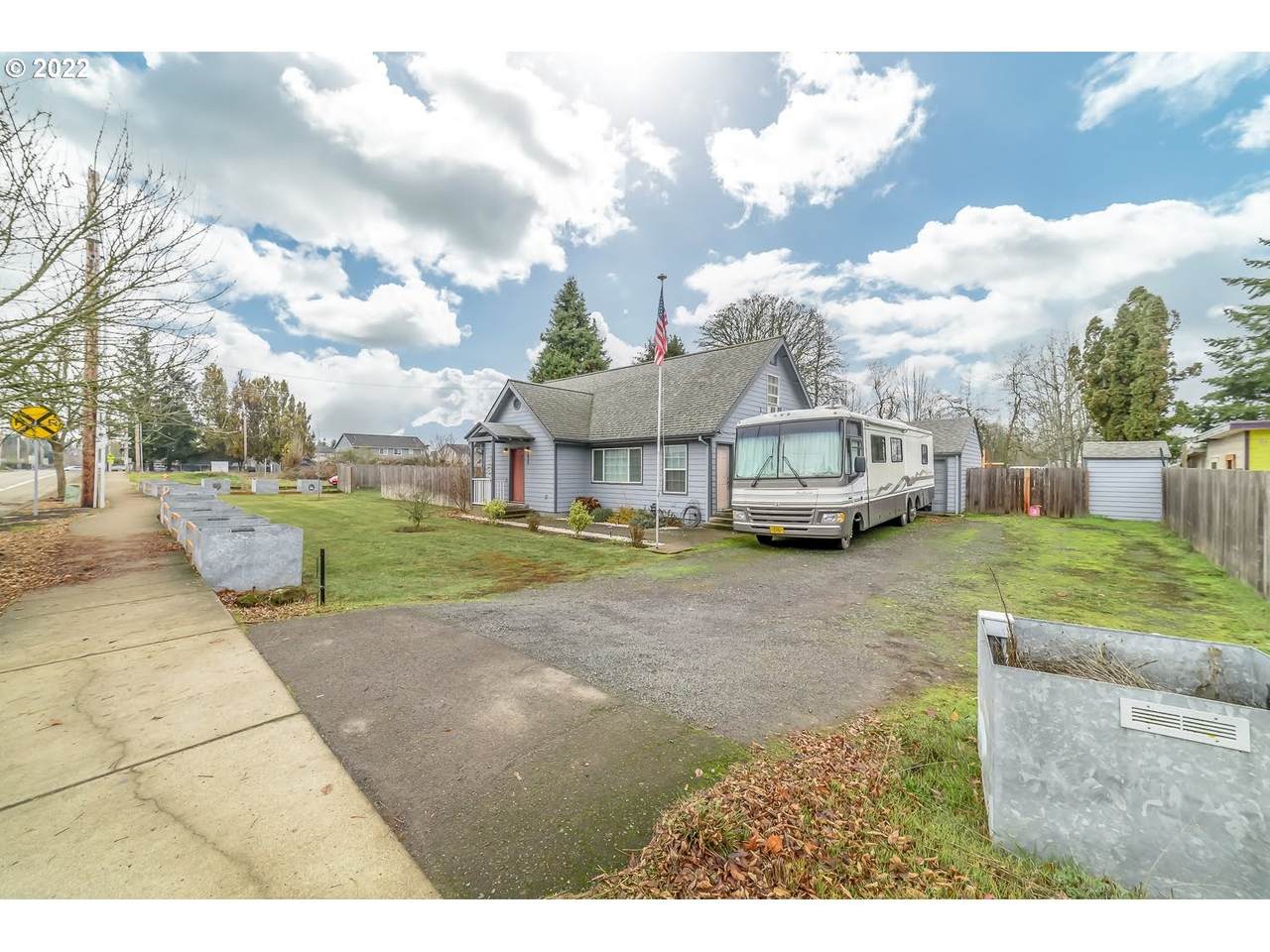 650 42ND St - Photo 1