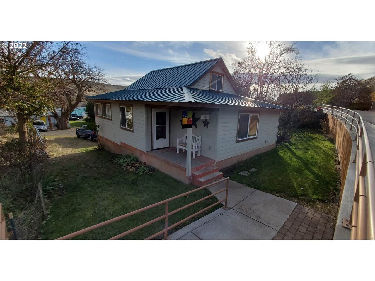 619 Deschutes Ave - Photo 1