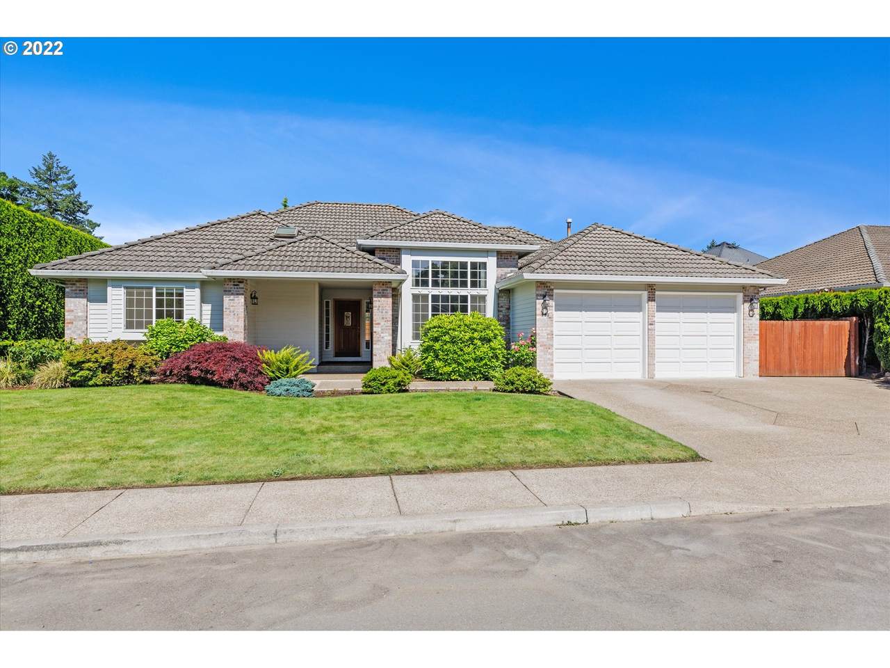 881 Baker St - Photo 1