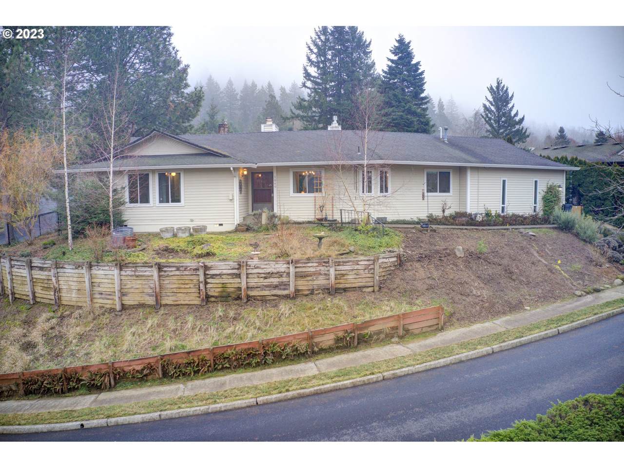 1040 Chastain Dr - Photo 1