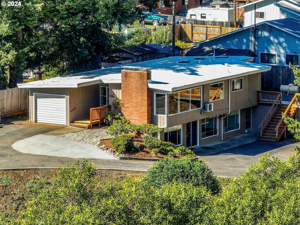 930 10TH St - Photo 1