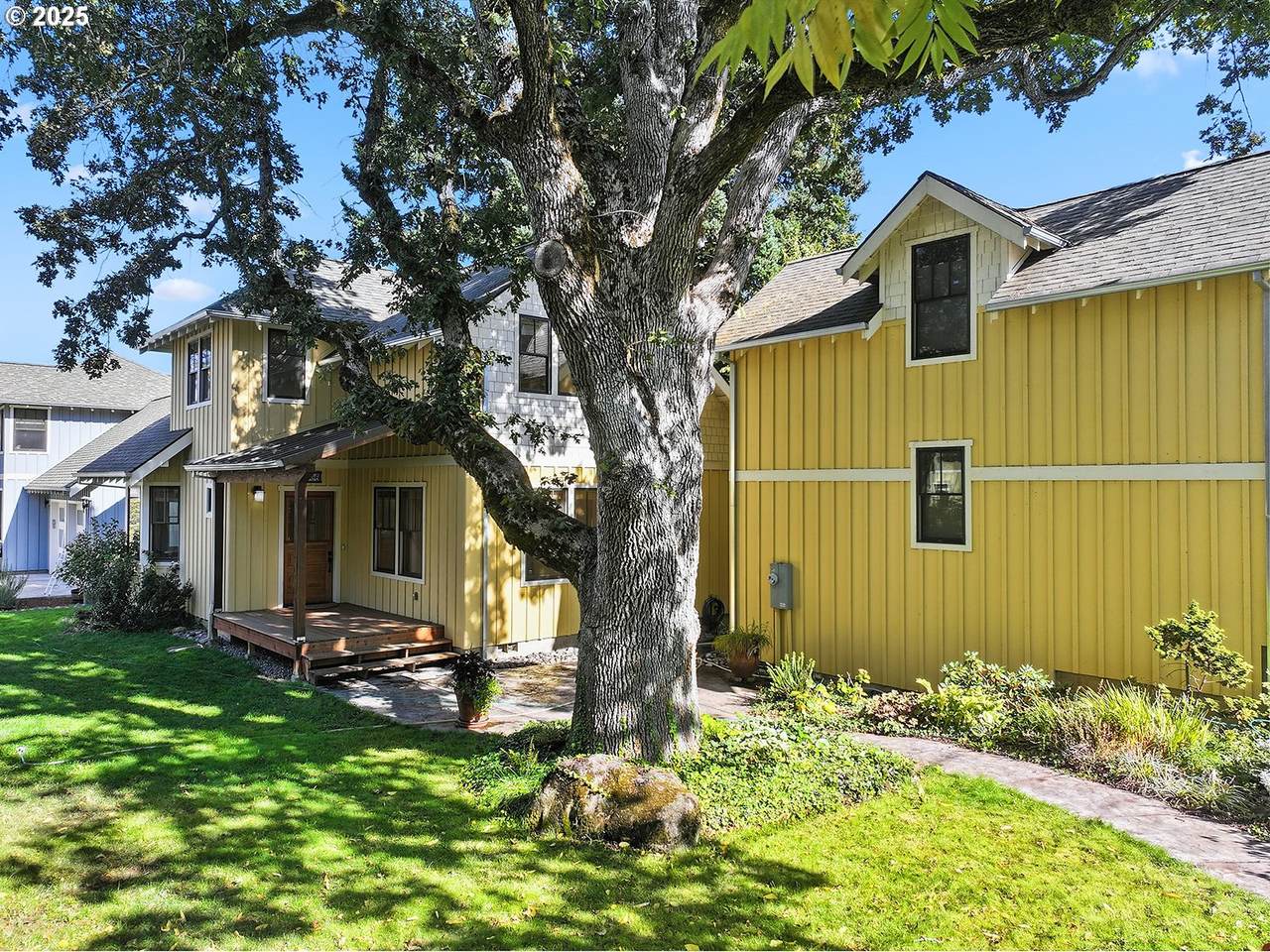 1806 Columbia St - Photo 1