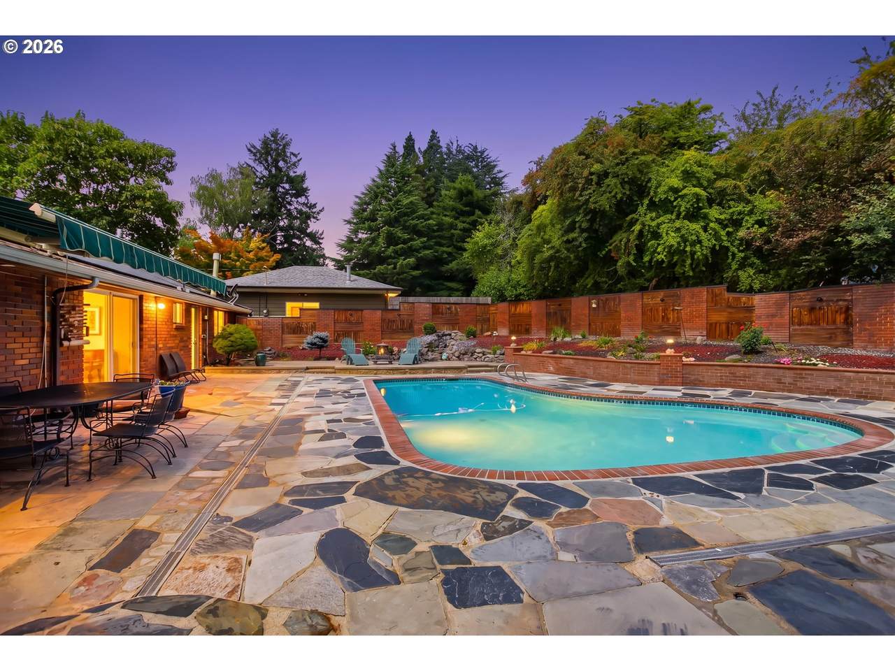 https://bt-photos.global.ssl.fastly.net/portland/1280_boomver_2_294851103-2.jpg