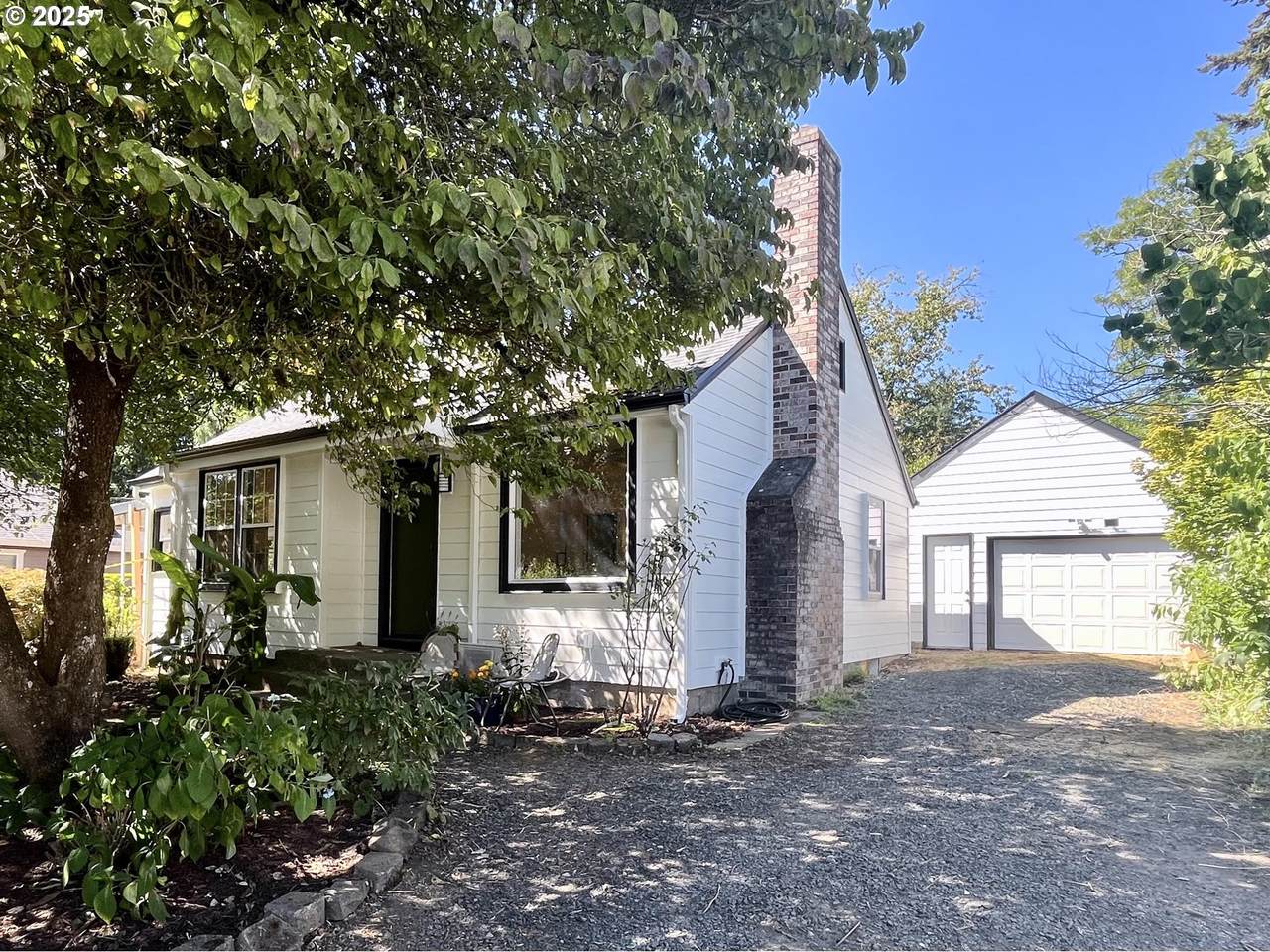 953 G St - Photo 1