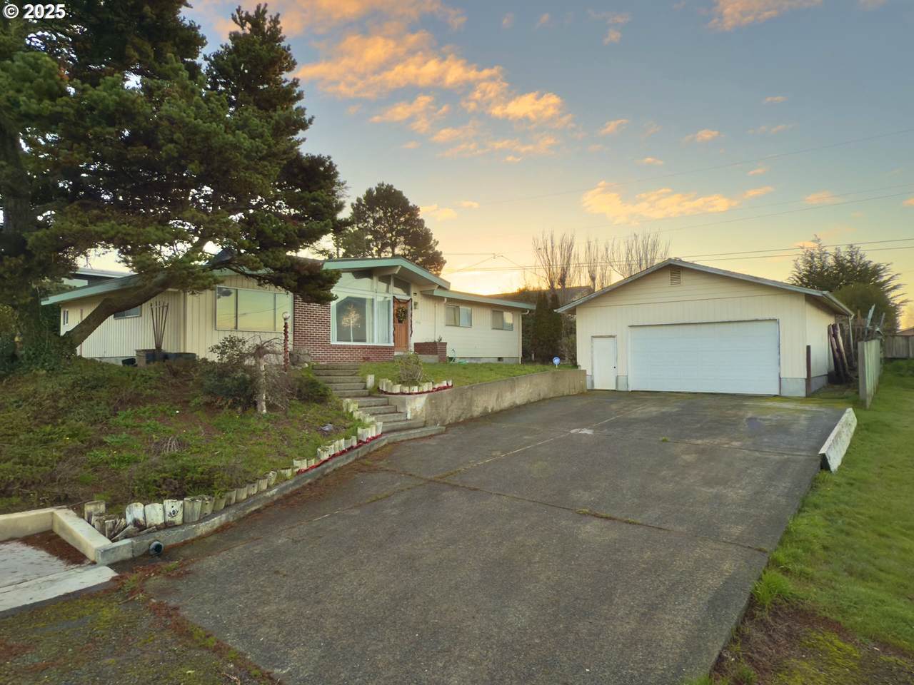 1900 Grant St - Photo 1