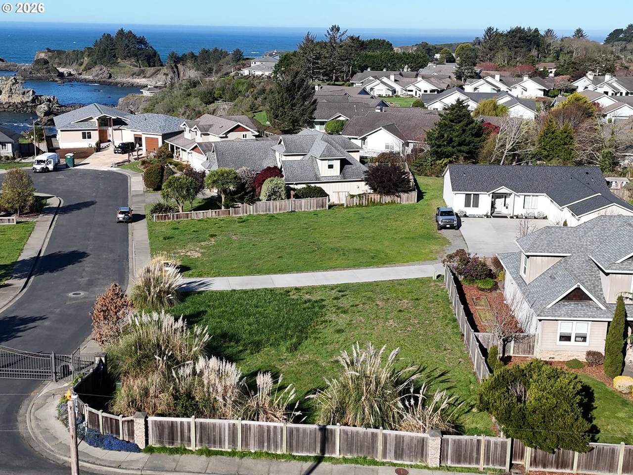  Edge Cliff Dr - Photo 1