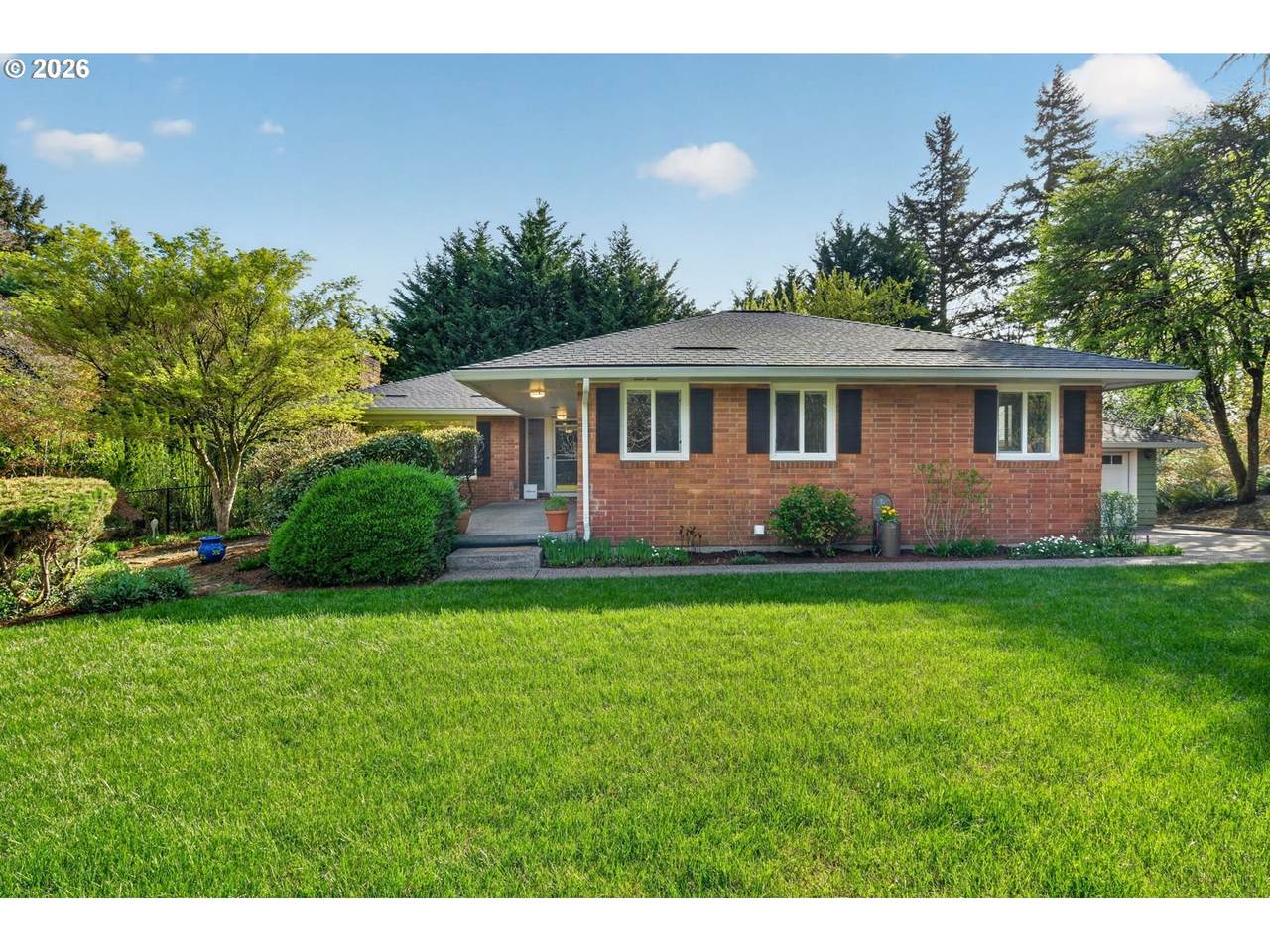 1620 Maplecrest Dr - Photo 1