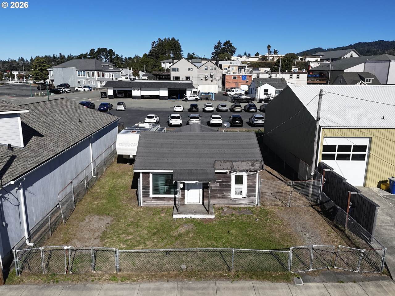 636 Hemlock St - Photo 1