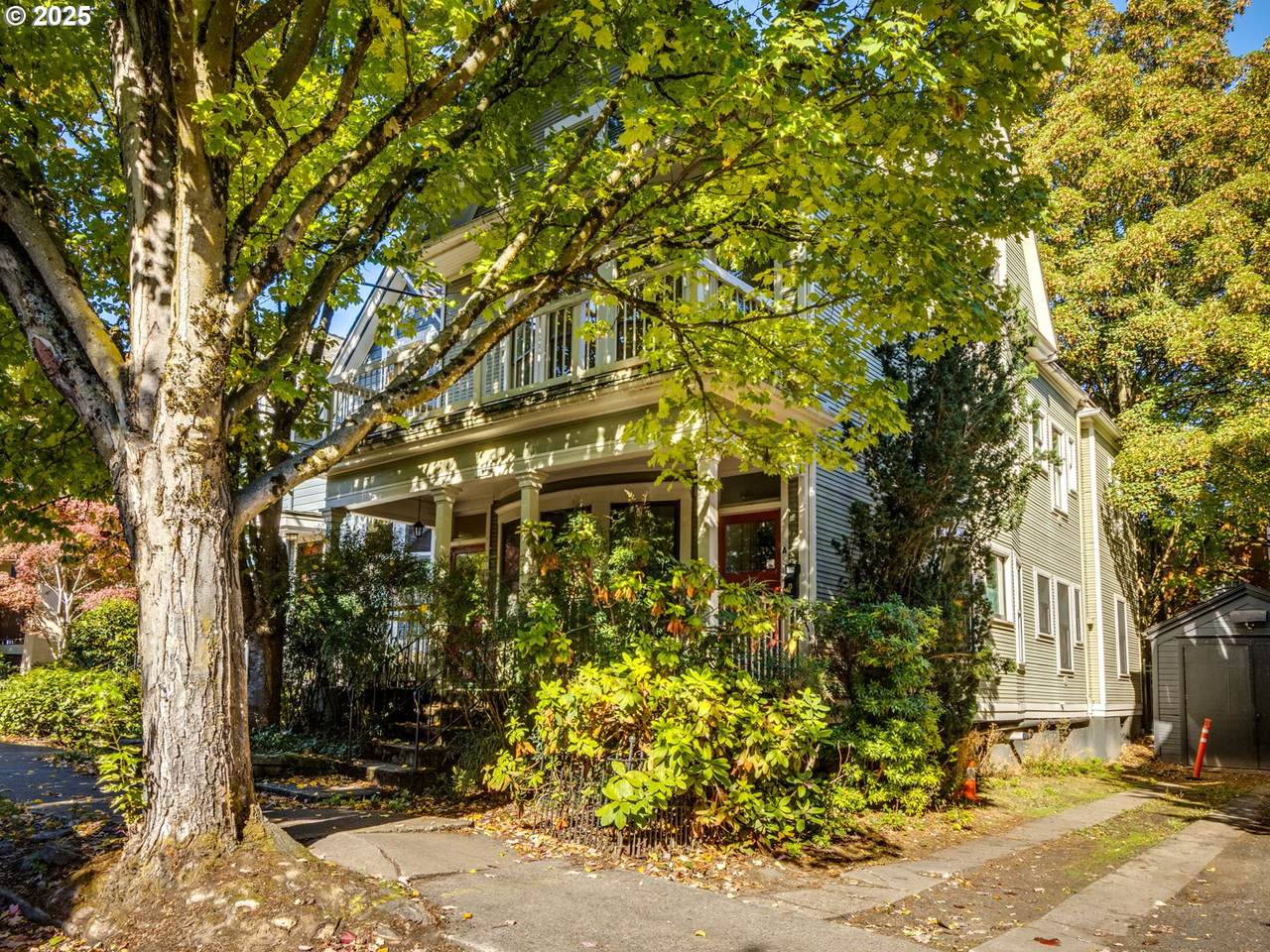 2137 Everett St - Photo 1