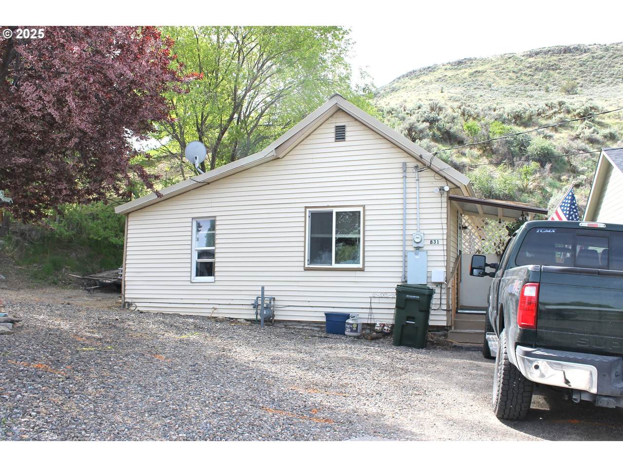 831 Place St - Photo 1