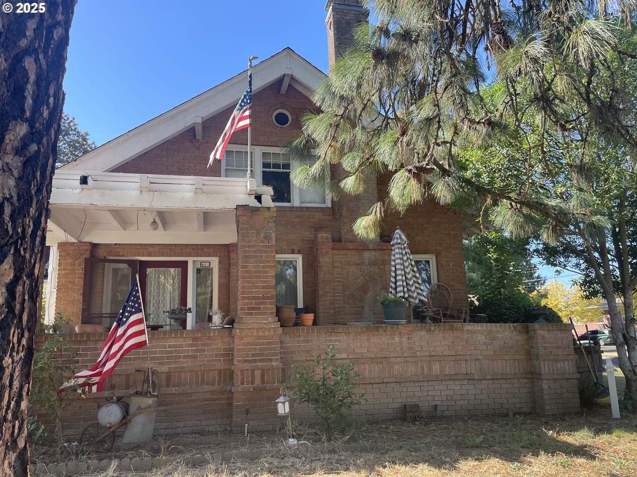 401 College St - Photo 1