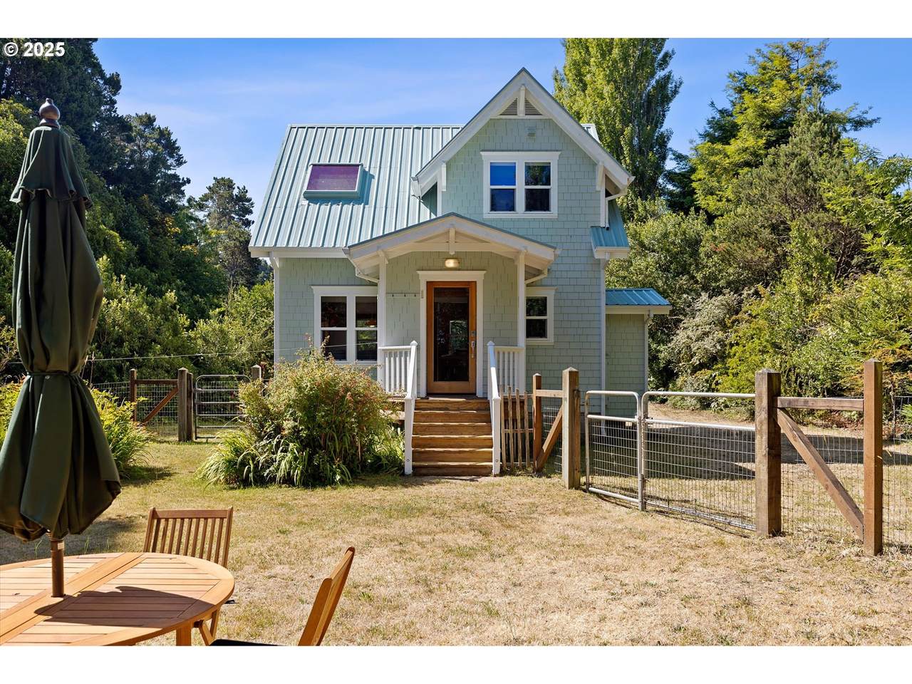 321 35TH St - Photo 1