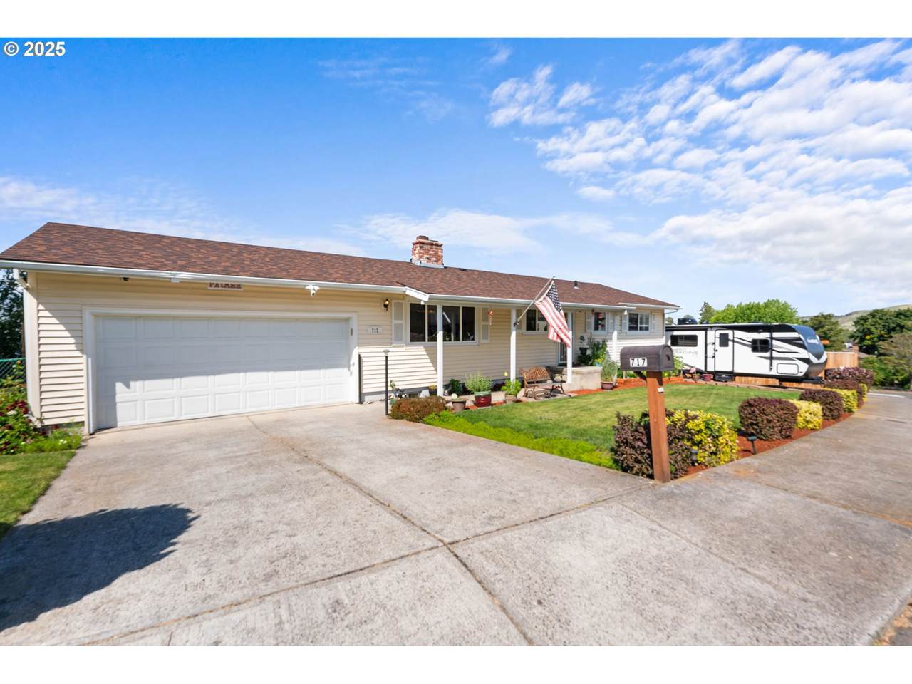 717 21ST Pl - Photo 1