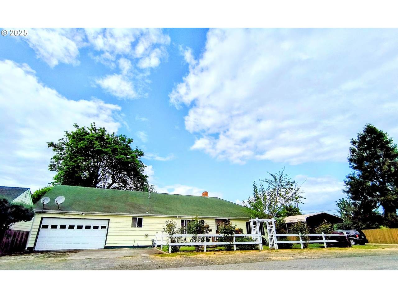 123 1ST St - Photo 1
