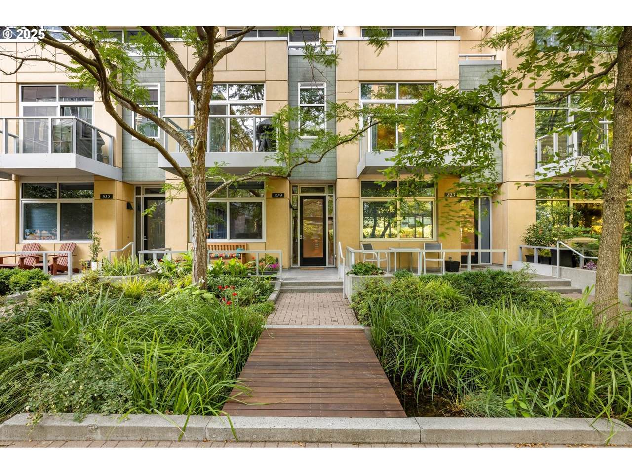 819 Pennoyer St - Photo 1