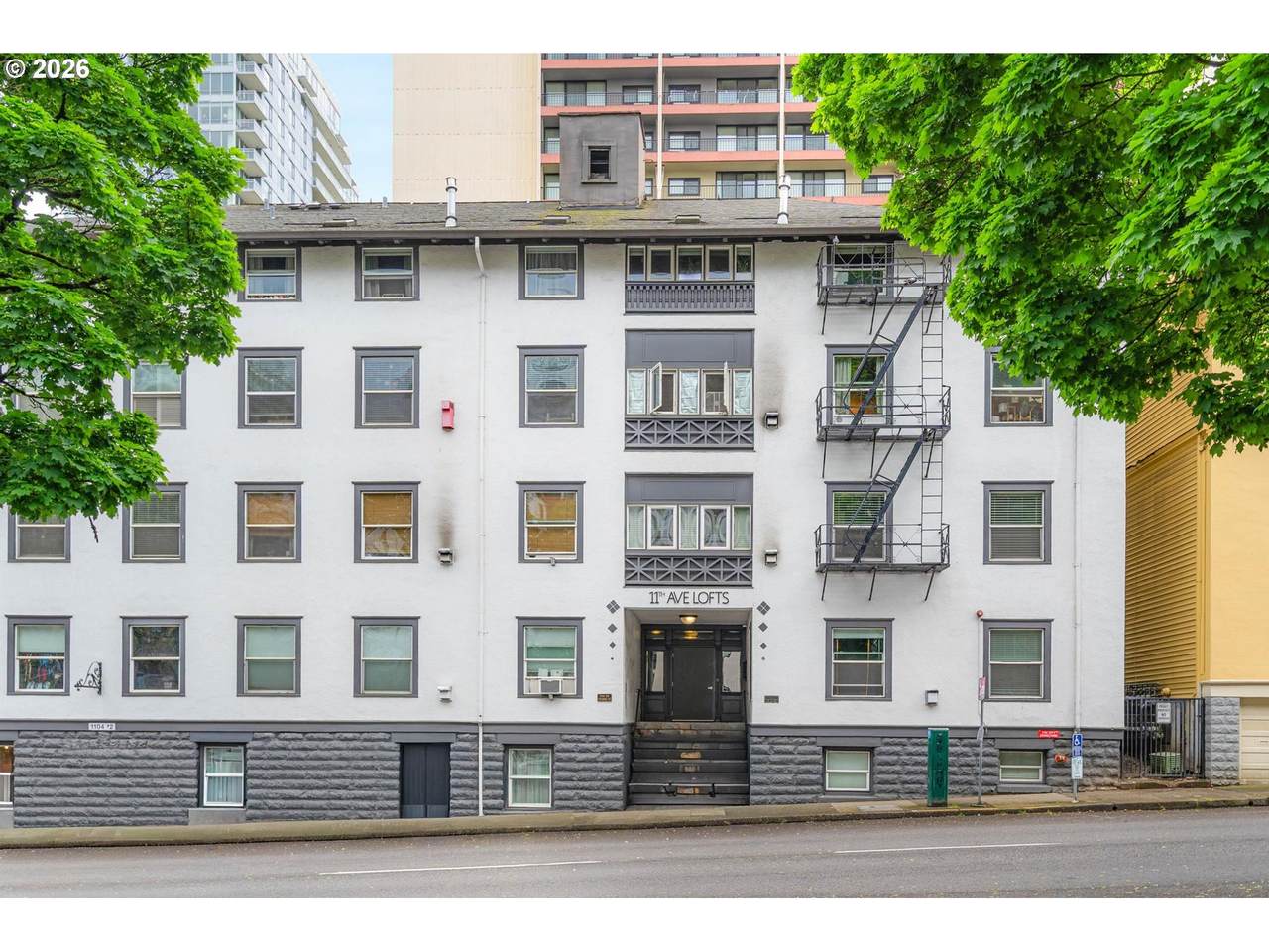 1104 Columbia St - Photo 1
