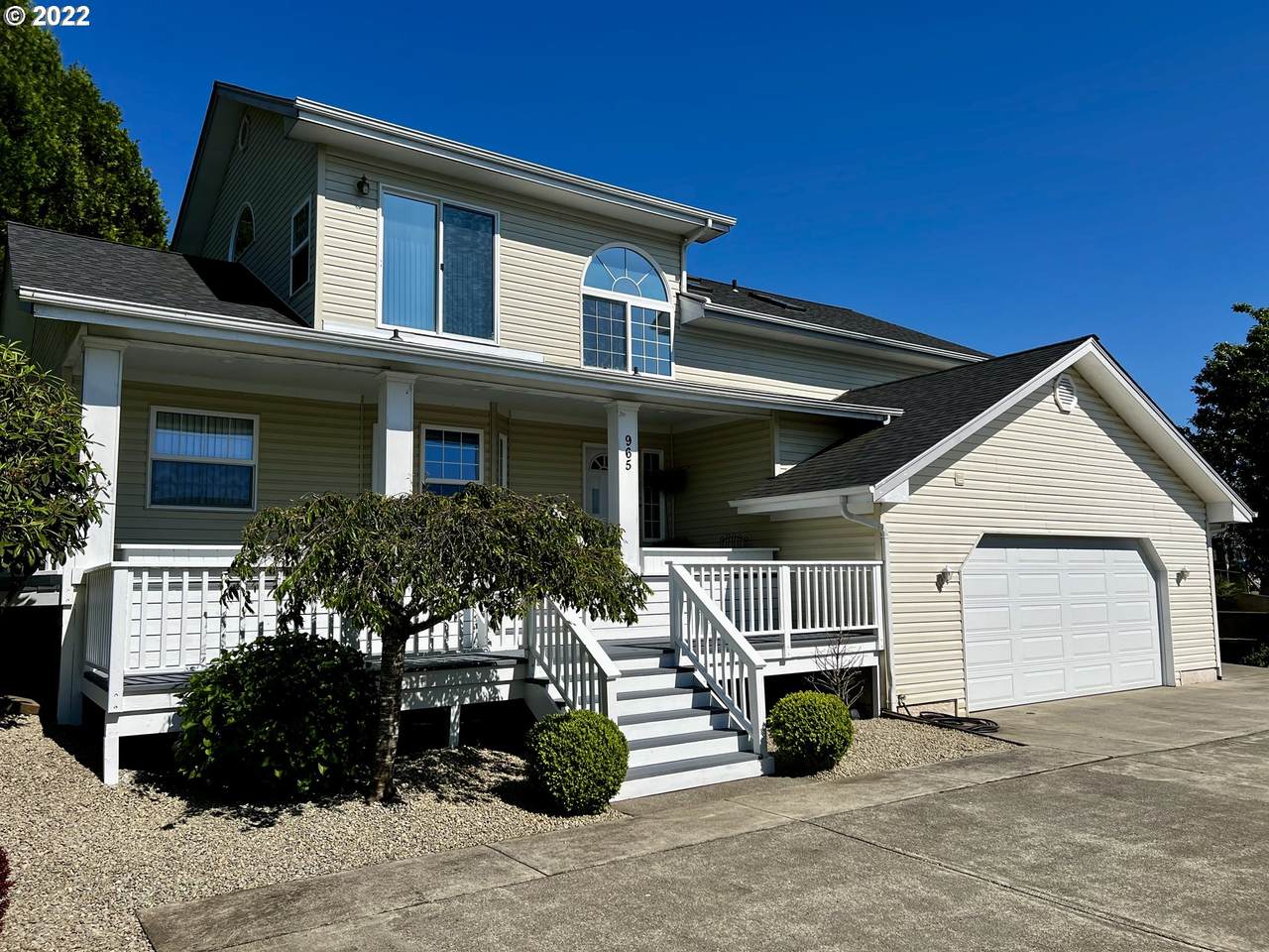 965 Henry St - Photo 1