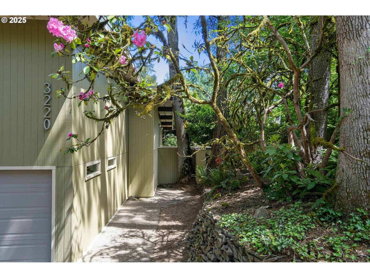3220 Crest Dr - Photo 1