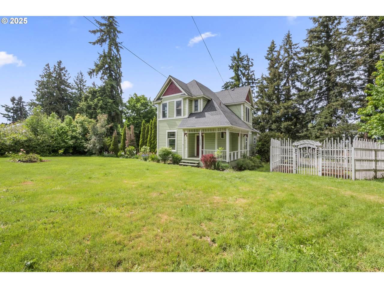 1067 Oak St - Photo 1