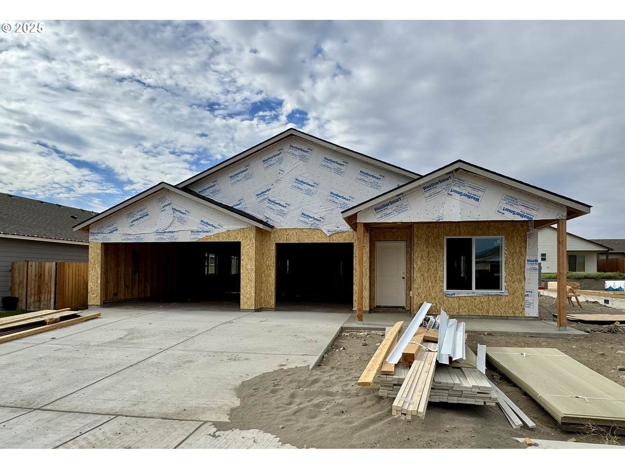 484 Arthur St - Photo 1