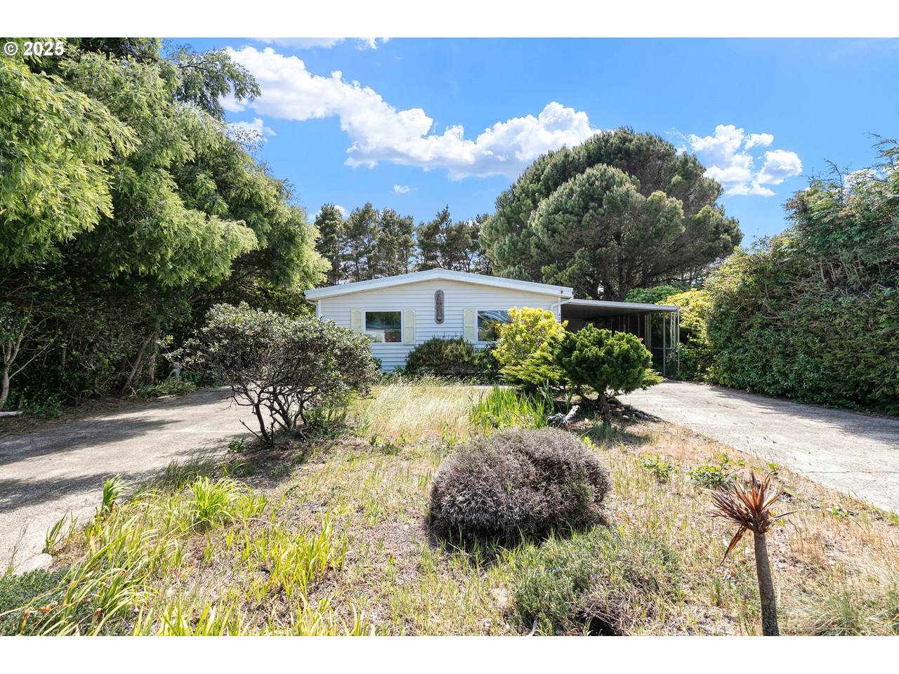 1600 Rhododendron Dr - Photo 1