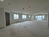 593 Taft St - Photo 3
