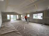 577 Taft St - Photo 4