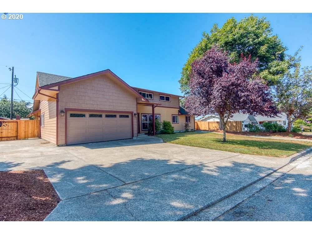 985 Oakway Dr - Photo 1